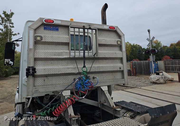 image for item NZ9040 2013 Volvo VNL  semi truck