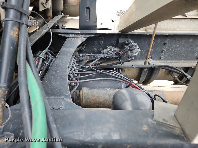 image for item NZ9040 2013 Volvo VNL  semi truck