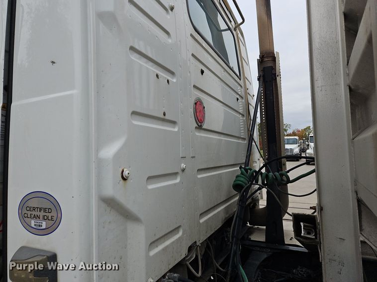 image for item NZ9040 2013 Volvo VNL  semi truck