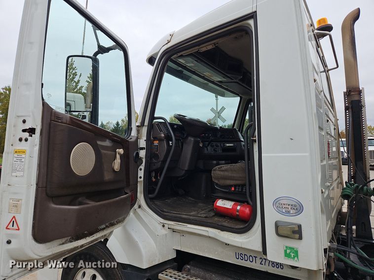 image for item NZ9040 2013 Volvo VNL  semi truck