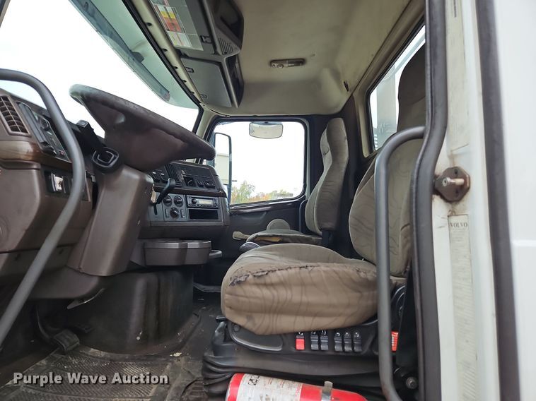 image for item NZ9040 2013 Volvo VNL  semi truck