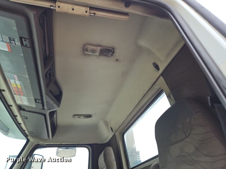 image for item NZ9040 2013 Volvo VNL  semi truck