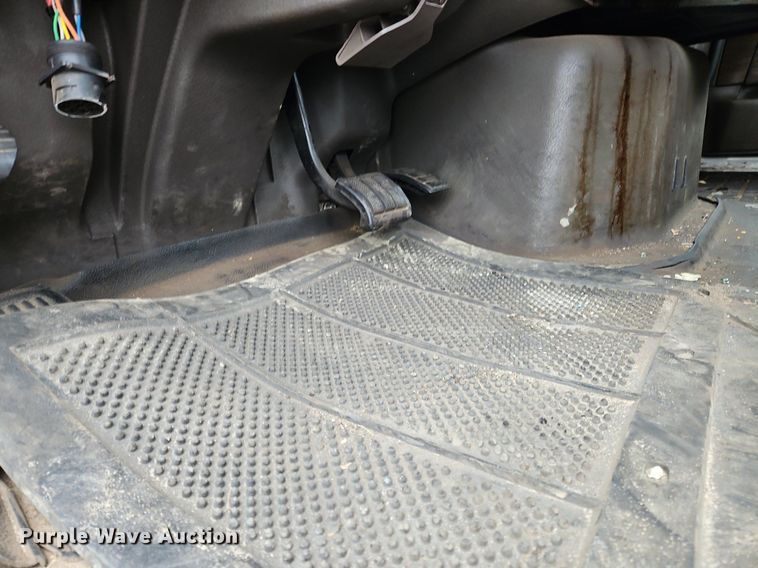 image for item NZ9040 2013 Volvo VNL  semi truck