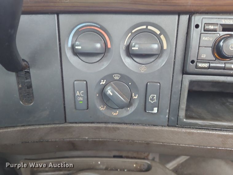 image for item NZ9040 2013 Volvo VNL  semi truck