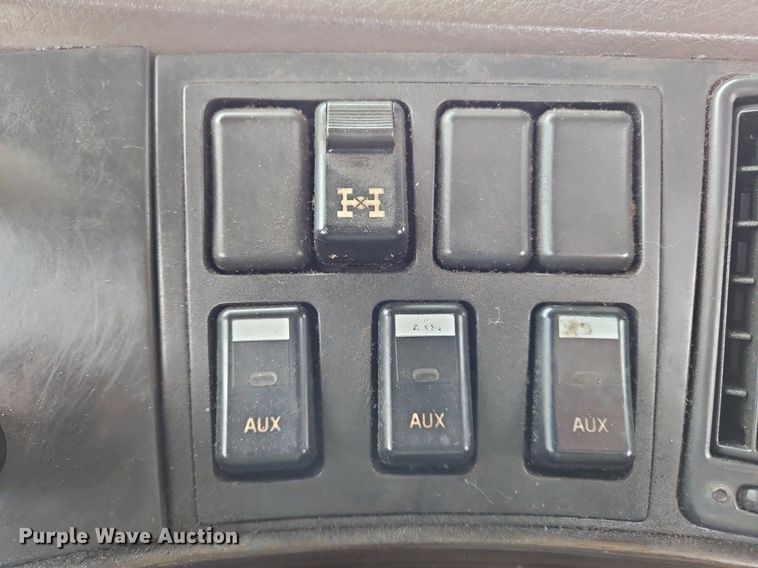 image for item NZ9040 2013 Volvo VNL  semi truck