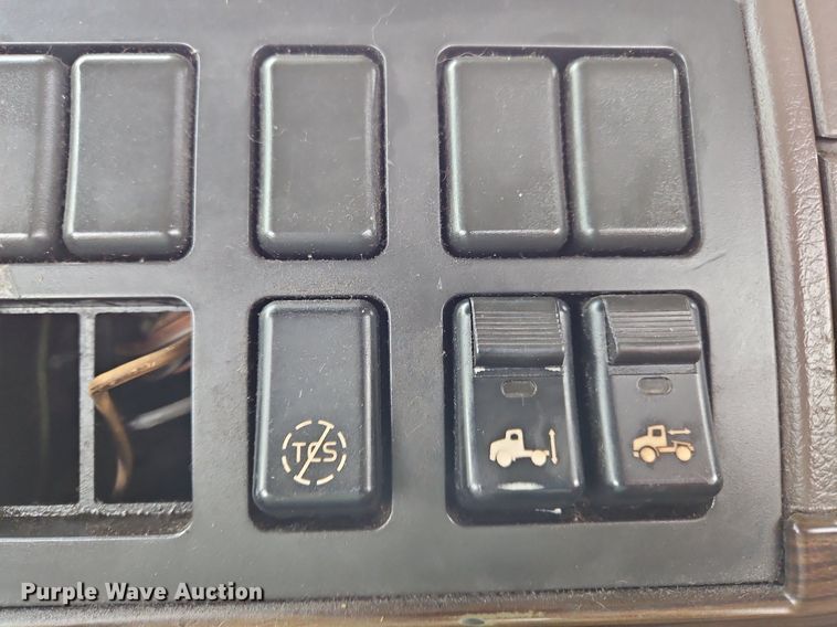 image for item NZ9040 2013 Volvo VNL  semi truck