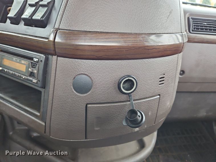 image for item NZ9040 2013 Volvo VNL  semi truck