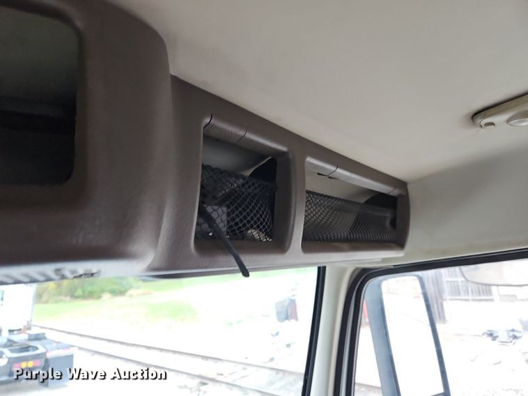 image for item NZ9040 2013 Volvo VNL  semi truck