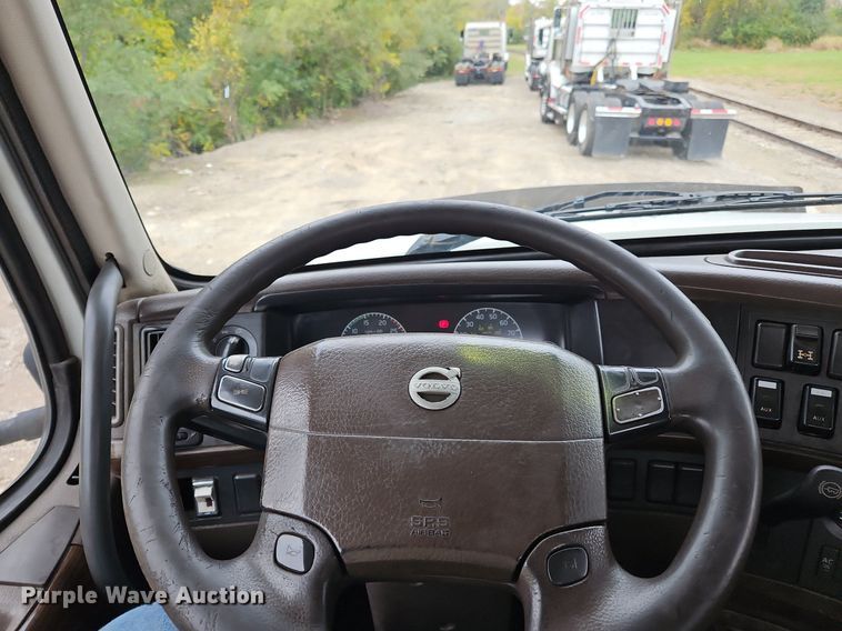 image for item NZ9040 2013 Volvo VNL  semi truck