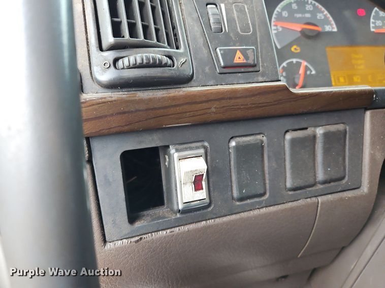 image for item NZ9040 2013 Volvo VNL  semi truck