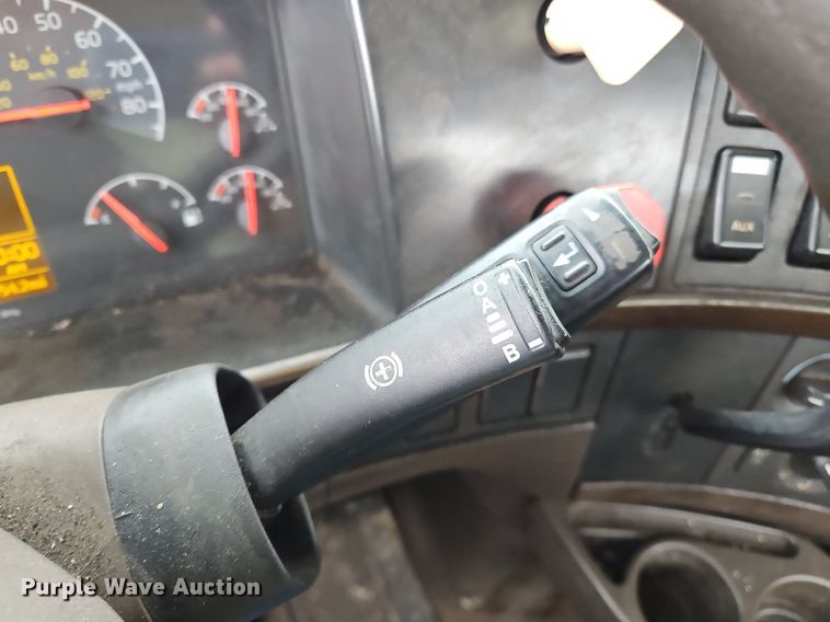 image for item NZ9040 2013 Volvo VNL  semi truck