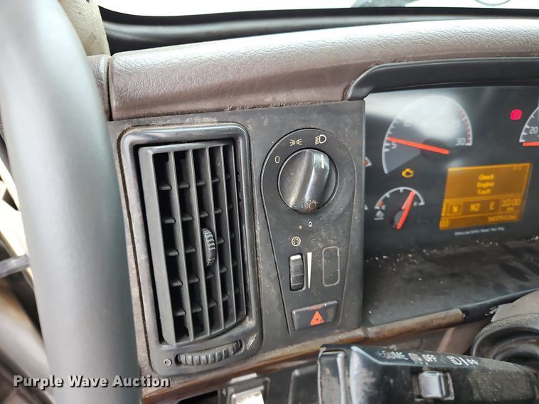 image for item NZ9040 2013 Volvo VNL  semi truck