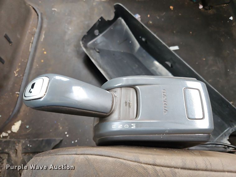 image for item NZ9040 2013 Volvo VNL  semi truck