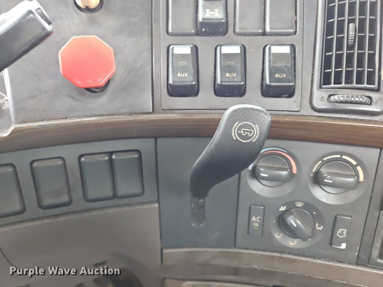 image for item NZ9040 2013 Volvo VNL  semi truck