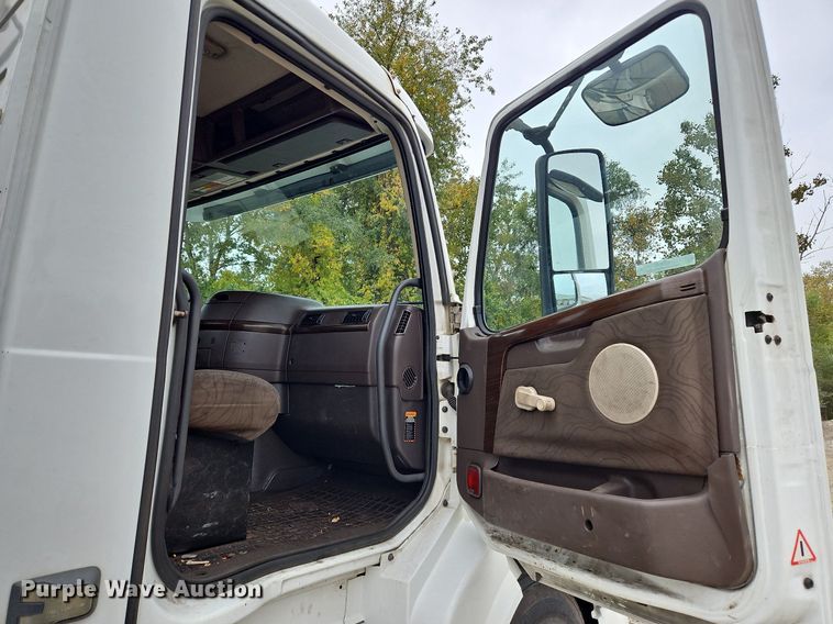 image for item NZ9040 2013 Volvo VNL  semi truck