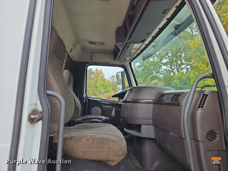 image for item NZ9040 2013 Volvo VNL  semi truck