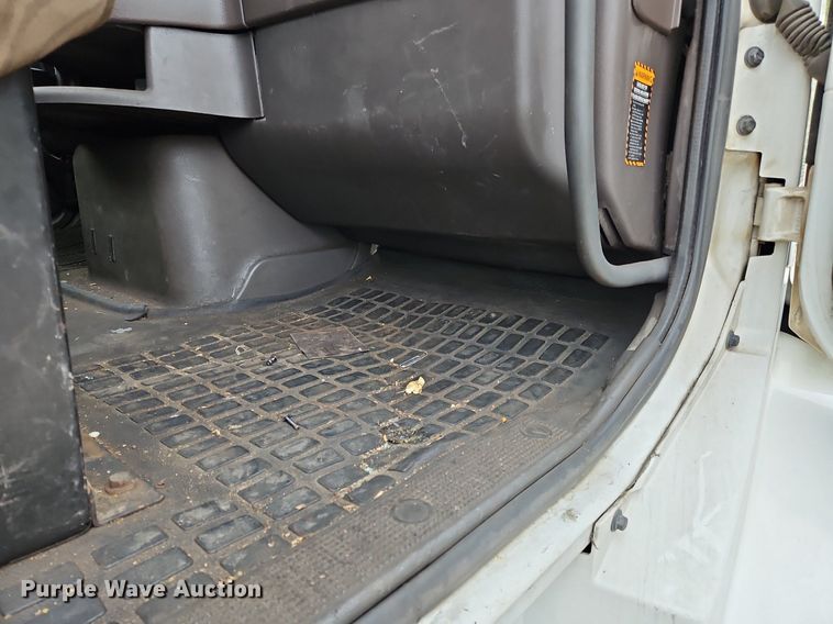 image for item NZ9040 2013 Volvo VNL  semi truck