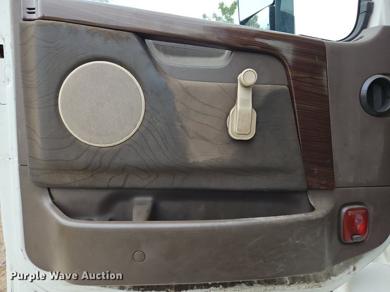 image for item NZ9040 2013 Volvo VNL  semi truck