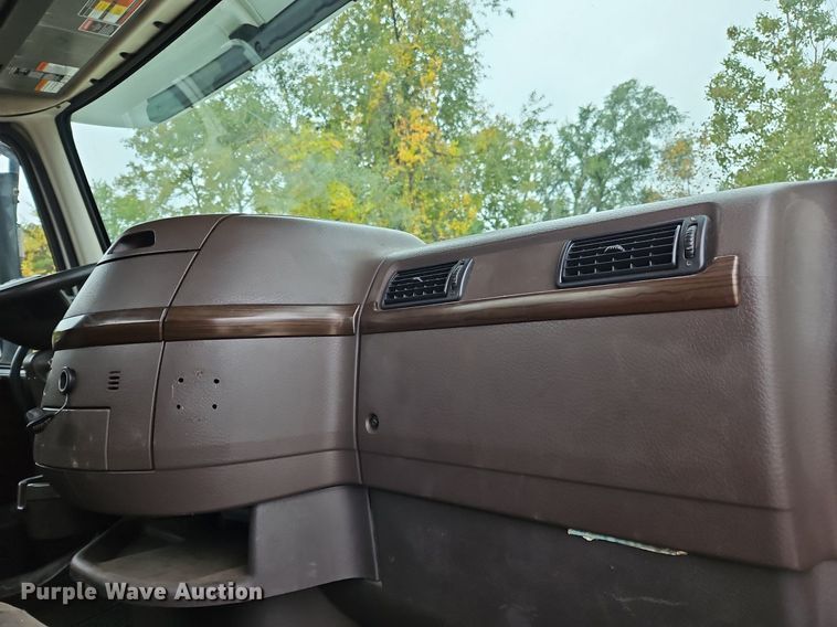 image for item NZ9040 2013 Volvo VNL  semi truck