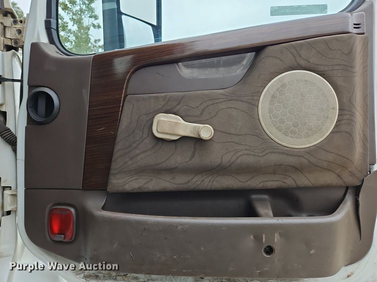 image for item NZ9040 2013 Volvo VNL  semi truck