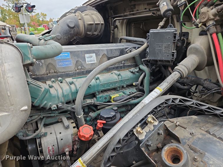 image for item NZ9040 2013 Volvo VNL  semi truck