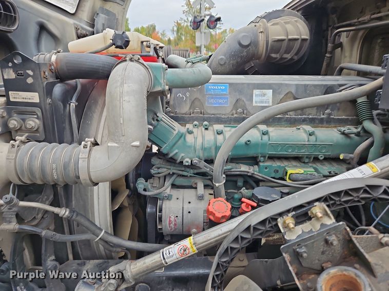 image for item NZ9040 2013 Volvo VNL  semi truck