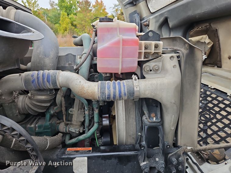 image for item NZ9040 2013 Volvo VNL  semi truck