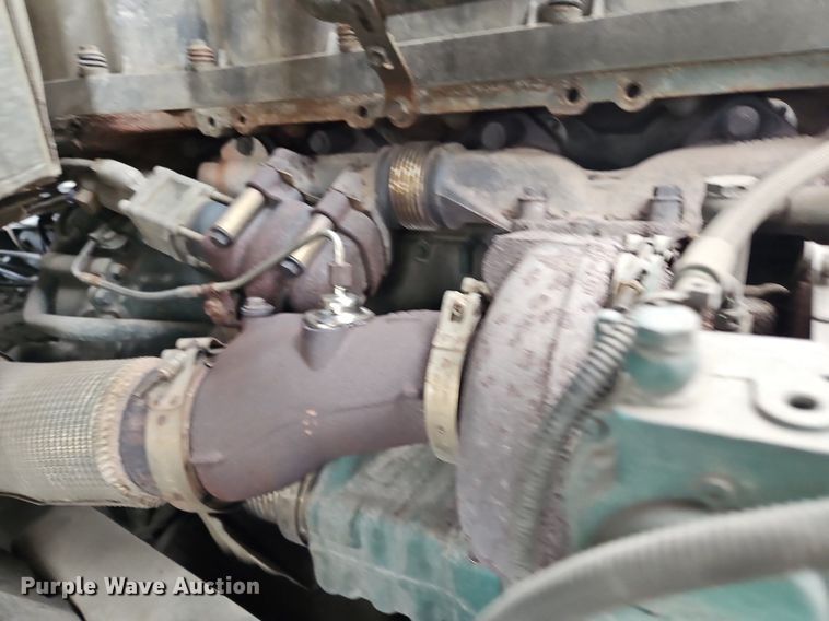 image for item NZ9040 2013 Volvo VNL  semi truck