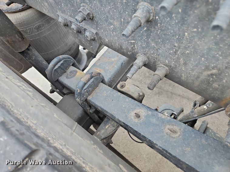 image for item NZ9040 2013 Volvo VNL  semi truck