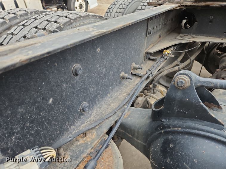 image for item NZ9040 2013 Volvo VNL  semi truck