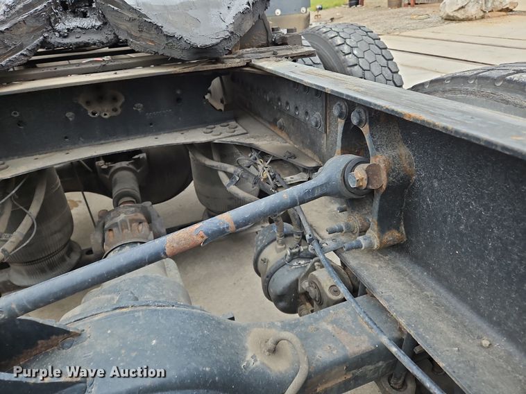 image for item NZ9040 2013 Volvo VNL  semi truck