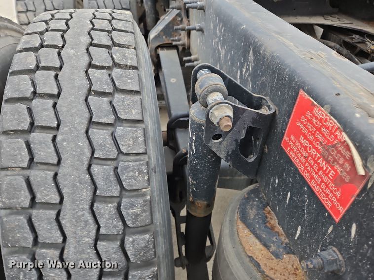 image for item NZ9040 2013 Volvo VNL  semi truck