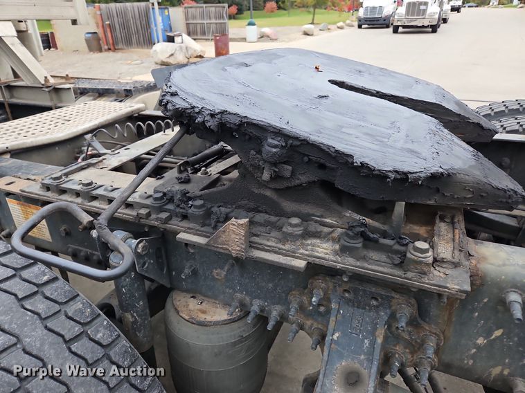 image for item NZ9040 2013 Volvo VNL  semi truck