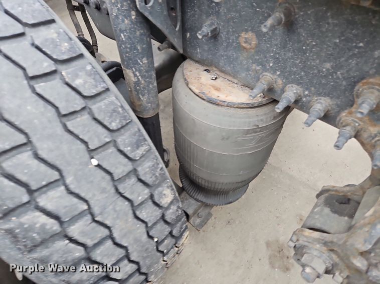 image for item NZ9040 2013 Volvo VNL  semi truck