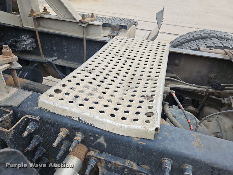 image for item NZ9040 2013 Volvo VNL  semi truck