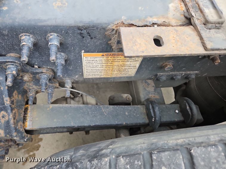 image for item NZ9040 2013 Volvo VNL  semi truck