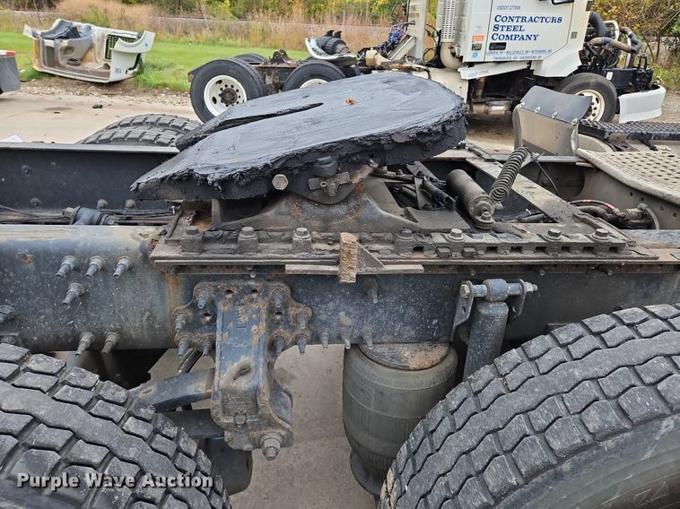 image for item NZ9040 2013 Volvo VNL  semi truck