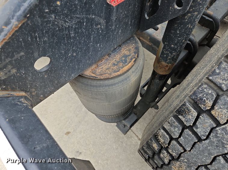 image for item NZ9040 2013 Volvo VNL  semi truck