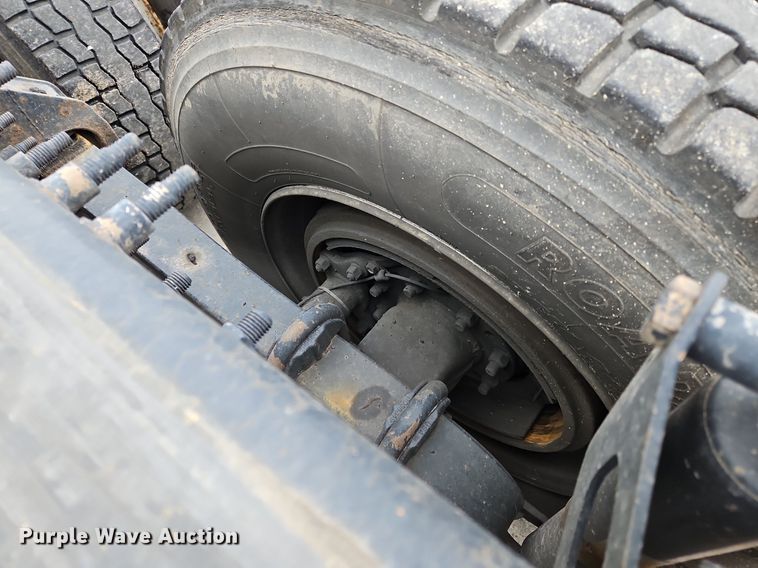 image for item NZ9040 2013 Volvo VNL  semi truck