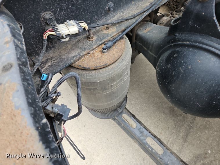 image for item NZ9040 2013 Volvo VNL  semi truck