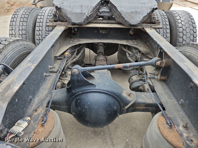 image for item NZ9040 2013 Volvo VNL  semi truck