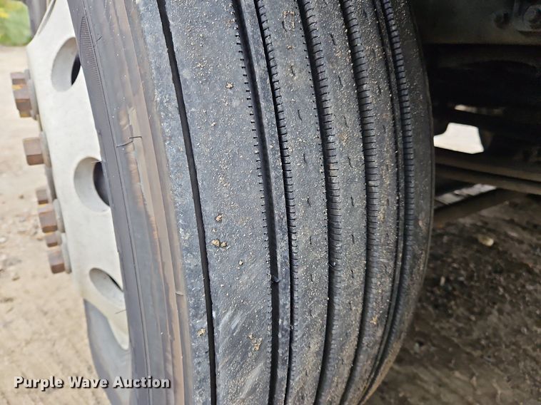 image for item NZ9040 2013 Volvo VNL  semi truck