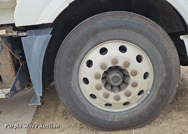 image for item NZ9040 2013 Volvo VNL  semi truck