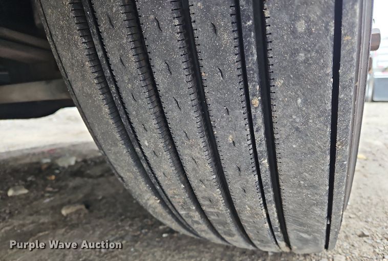 image for item NZ9040 2013 Volvo VNL  semi truck