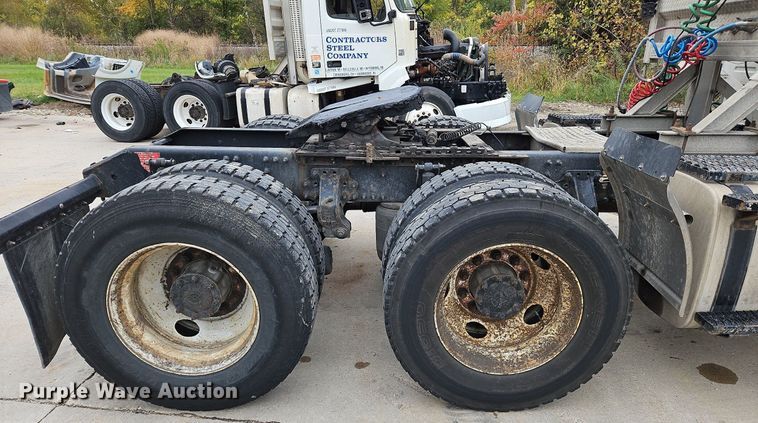 image for item NZ9040 2013 Volvo VNL  semi truck