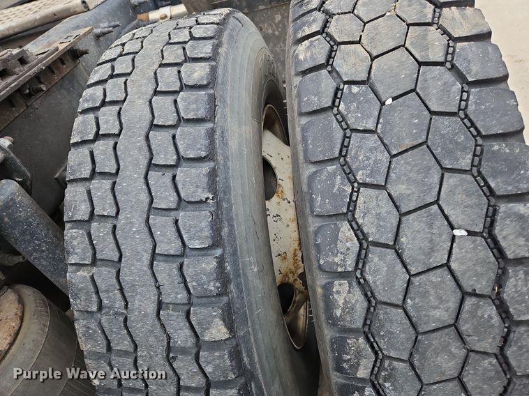 image for item NZ9040 2013 Volvo VNL  semi truck