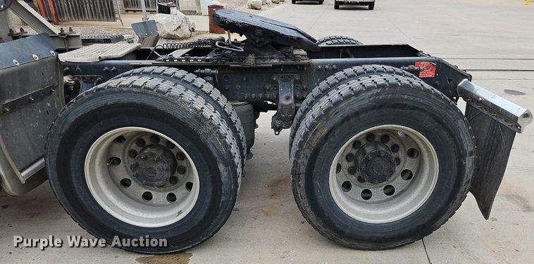 image for item NZ9040 2013 Volvo VNL  semi truck