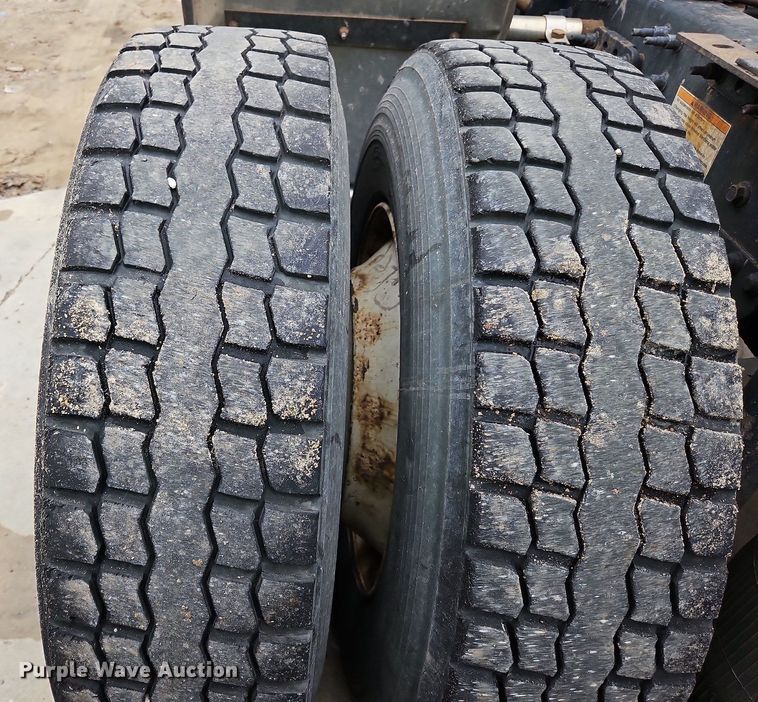 image for item NZ9040 2013 Volvo VNL  semi truck