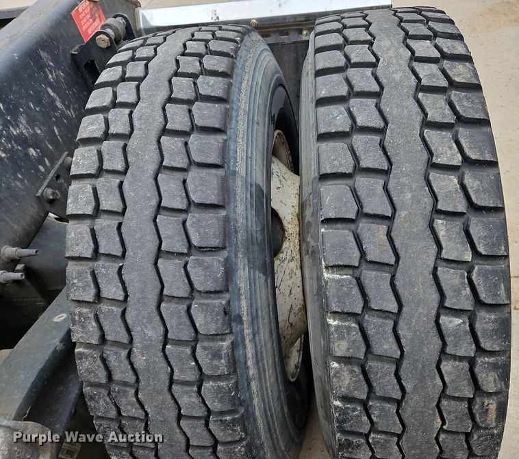 image for item NZ9040 2013 Volvo VNL  semi truck