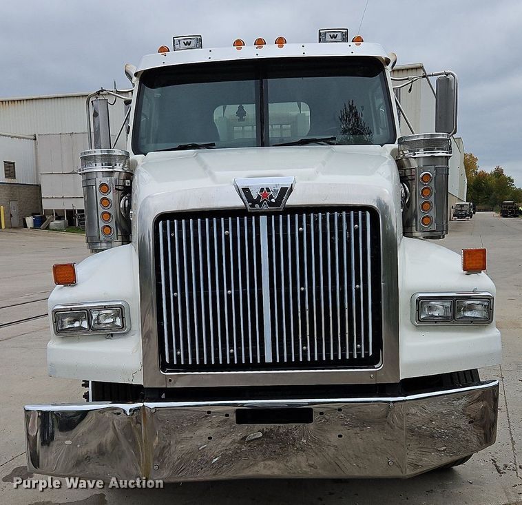image for item NZ9041 2011 Western Star 4900EX  semi truck